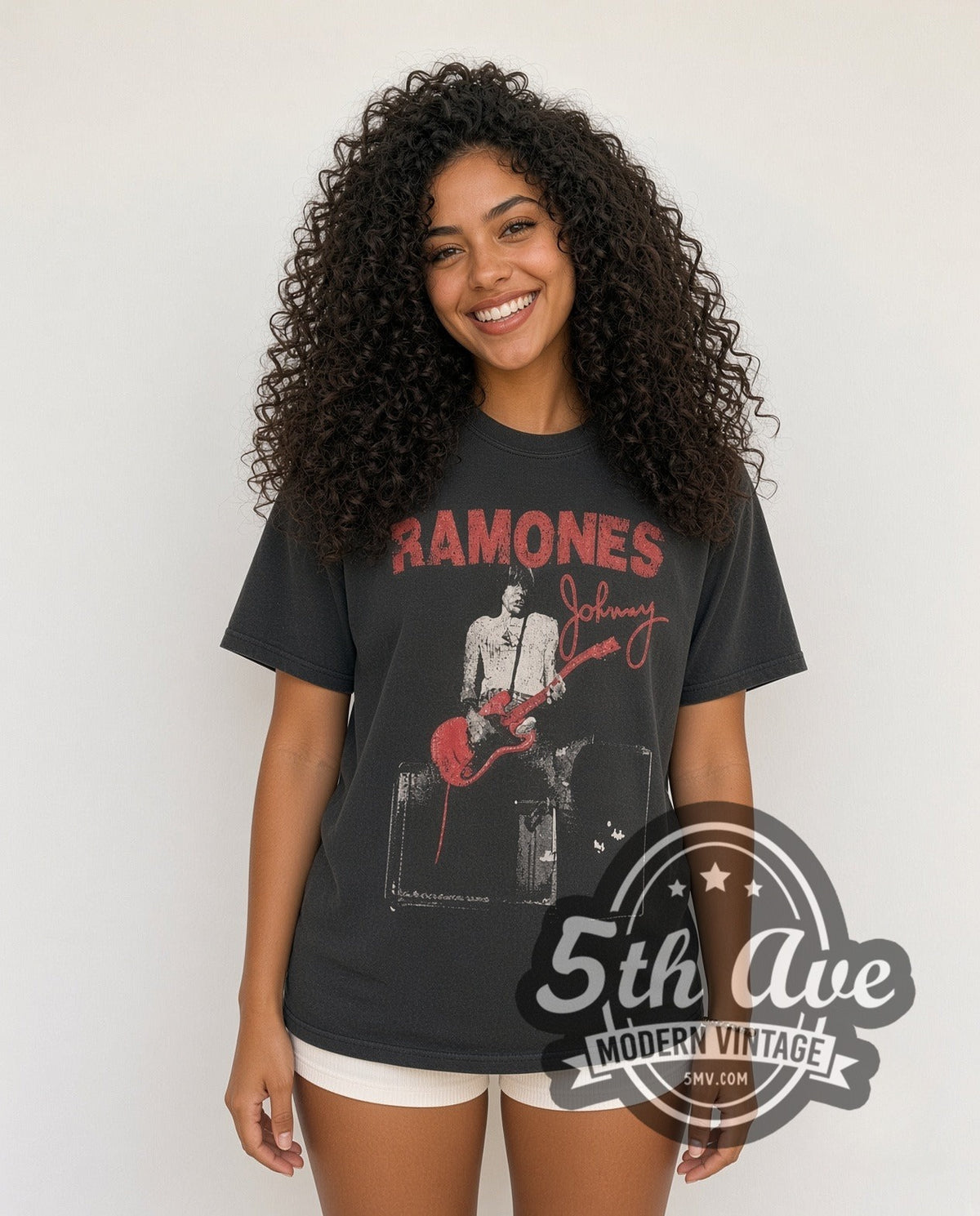 Model wearing The Ramones Graphic vintage band t-shirt