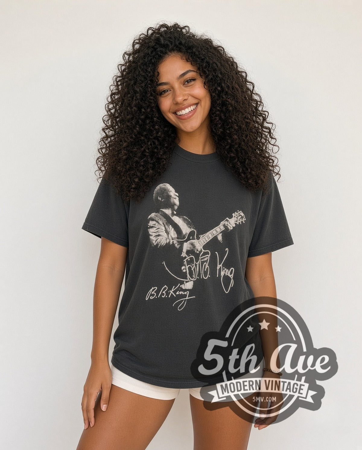 Model wearing the B.B. King Guitar Signature Portrait vintage band t-shirt