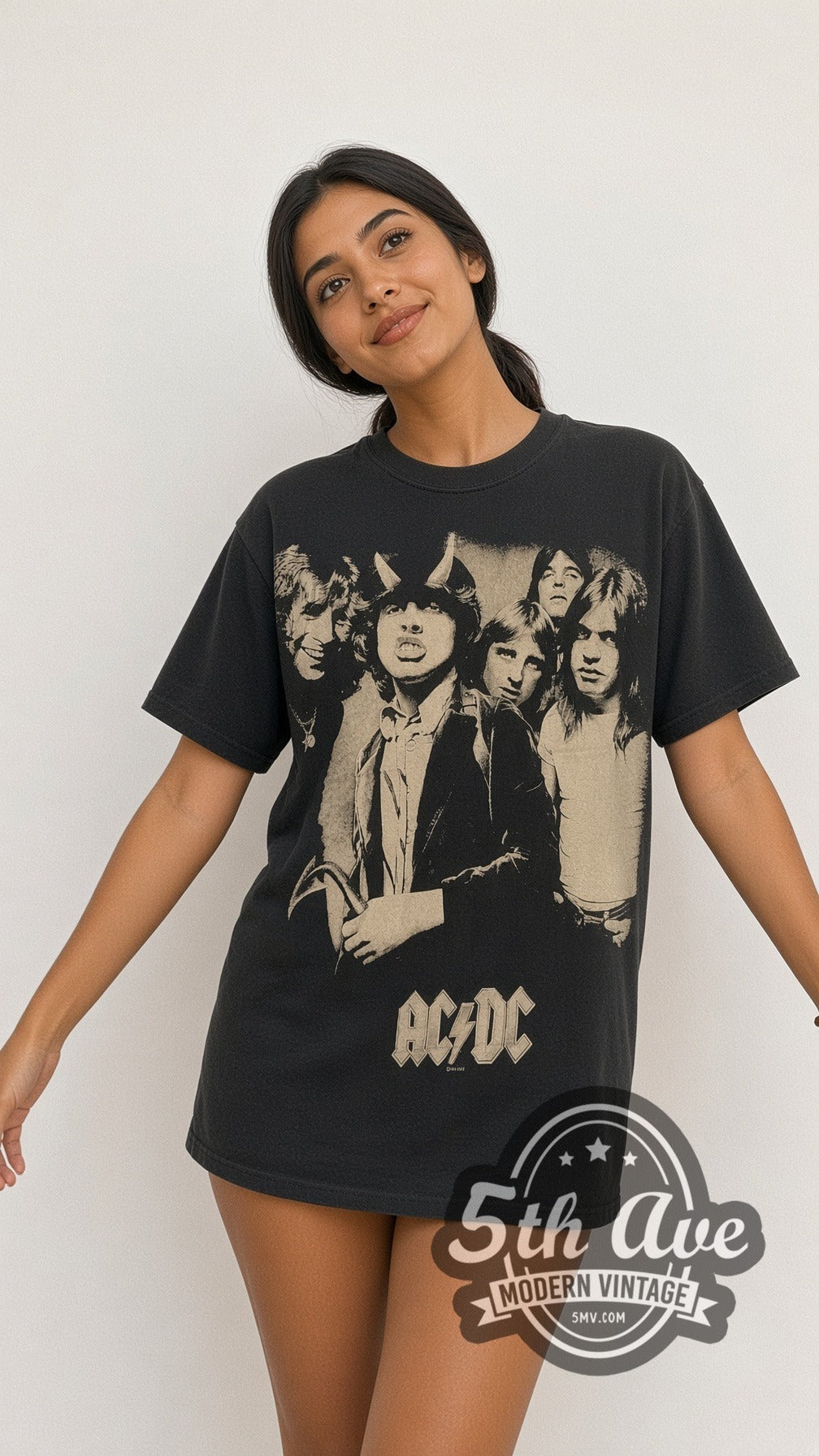 Model wearing the AC/DC Band Photo vintage band t-shirt