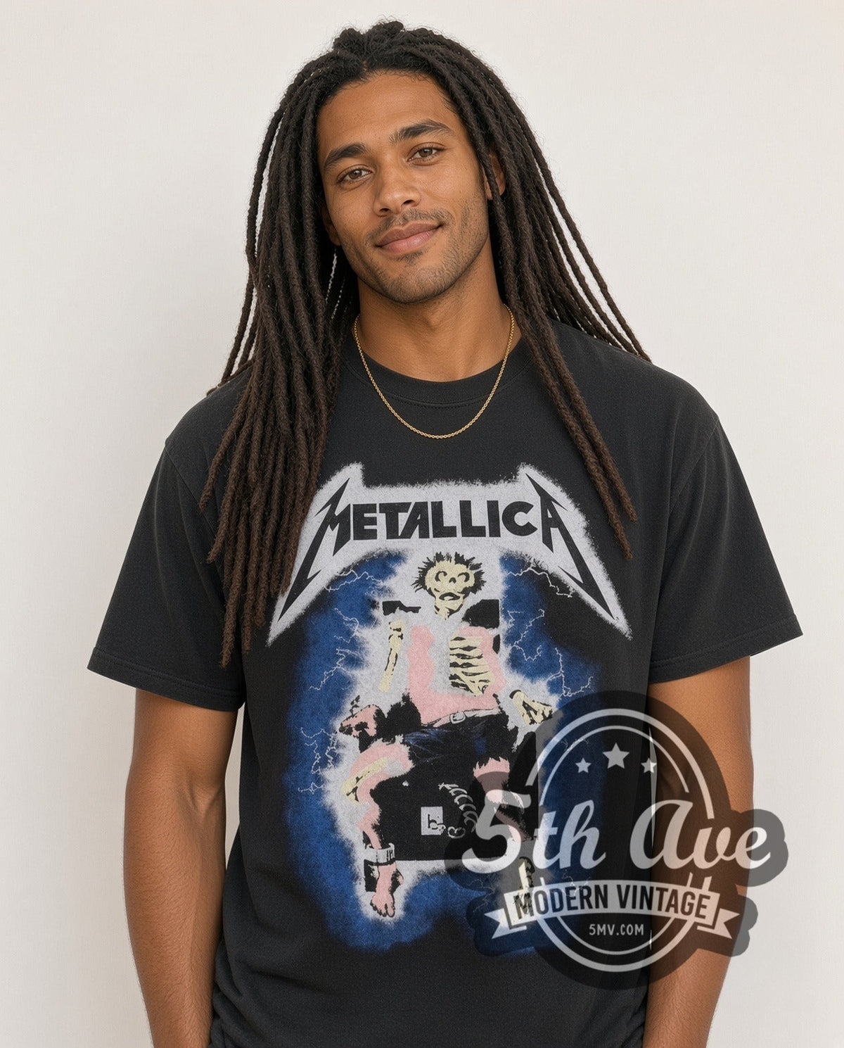 Model wearing the Metallica Lightning vintage band t-shirt