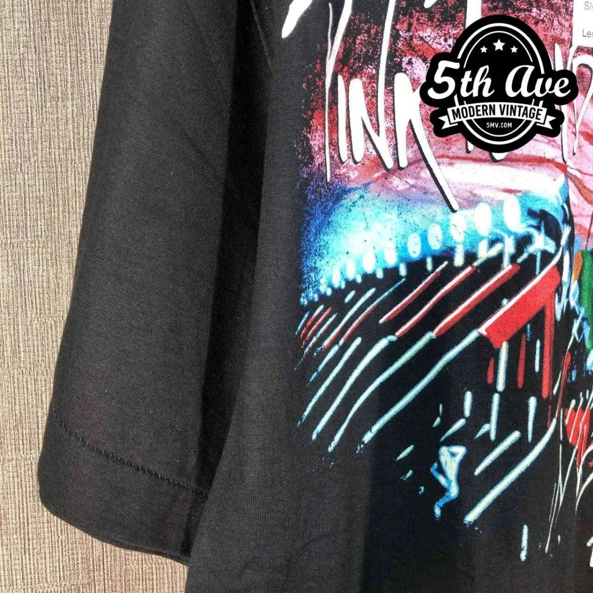 Model wearing Pink Floyd – The Wall Screaming Face Splash Art vintage band tee