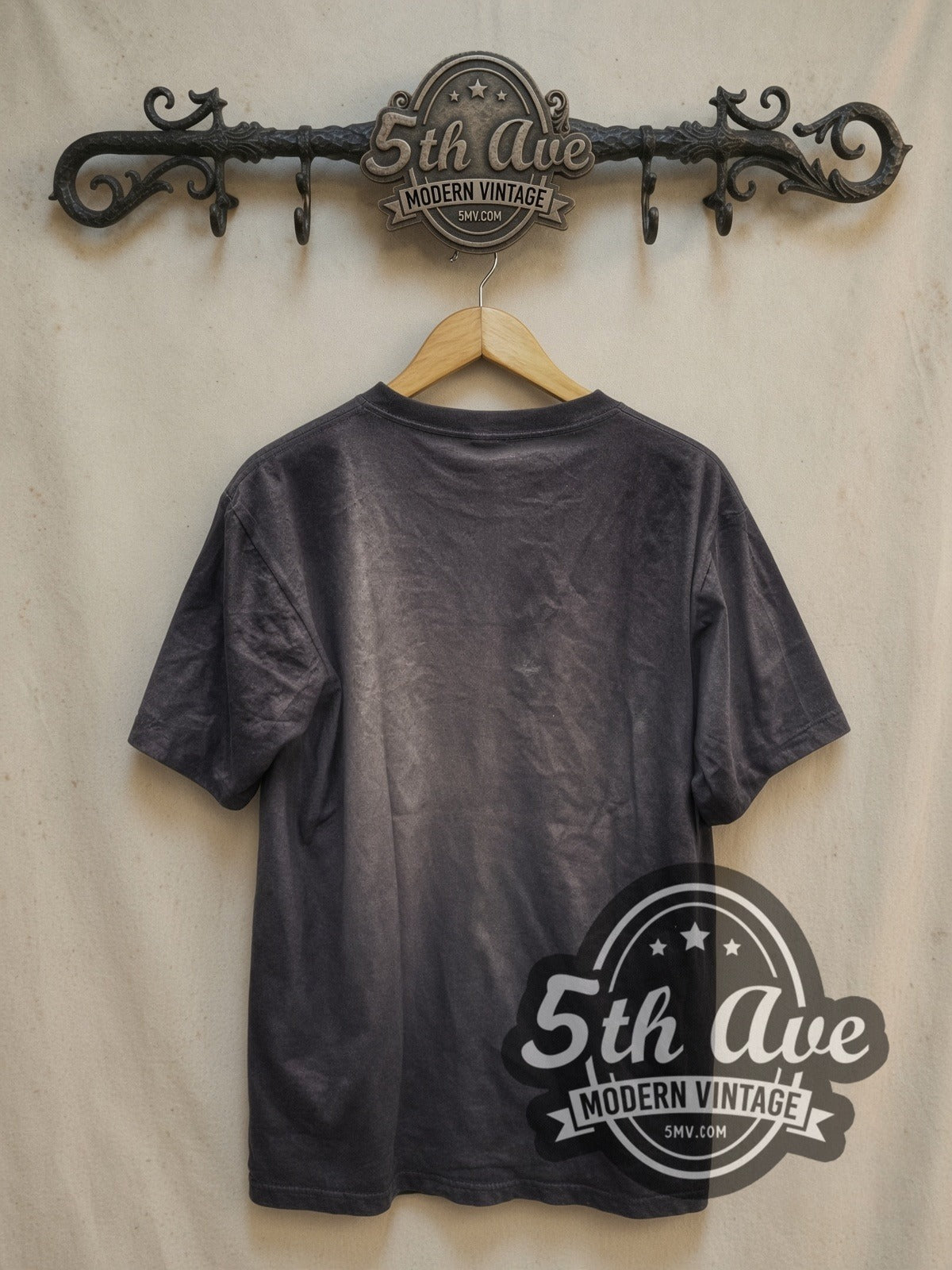 Guns N' Roses Bezohledná Jízda Band Photo vintage band t-shirt, back view on a display rack
