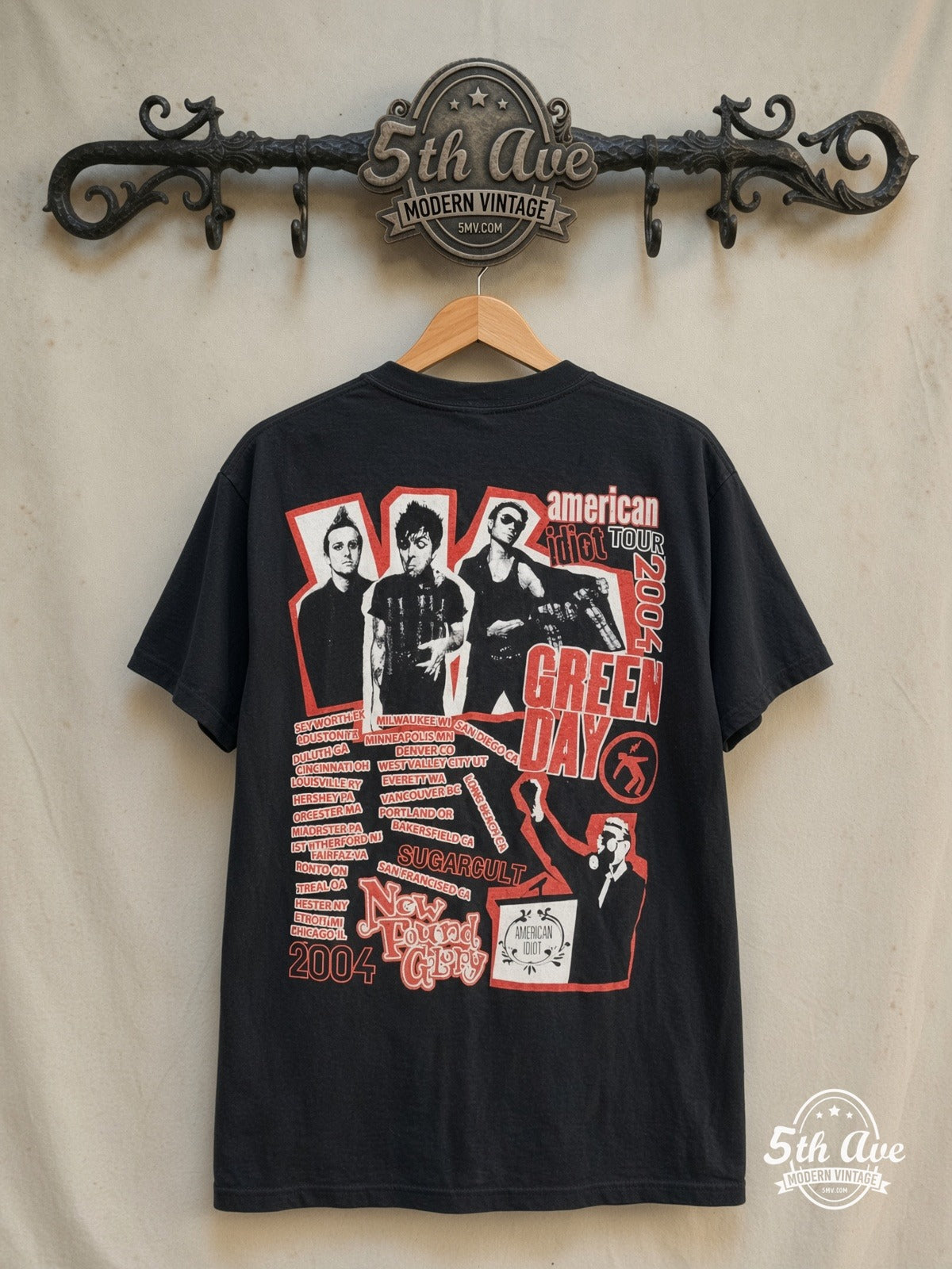 Green Day – American Idiot Tour 2004 – Vintage Band T-Shirt — back on locked cream ornate 5th Ave rack