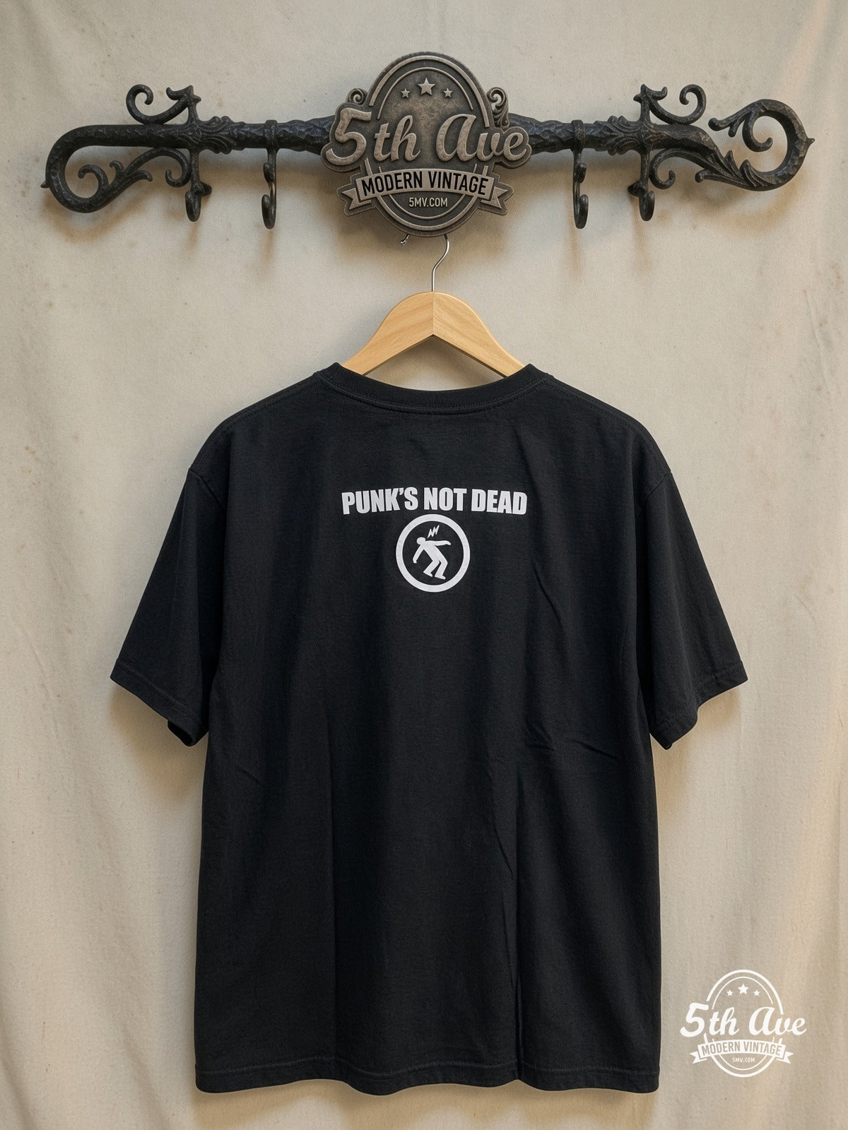 Green Day – Punk Not Dead – Vintage Band T-Shirt — back on locked cream ornate 5th Ave rack