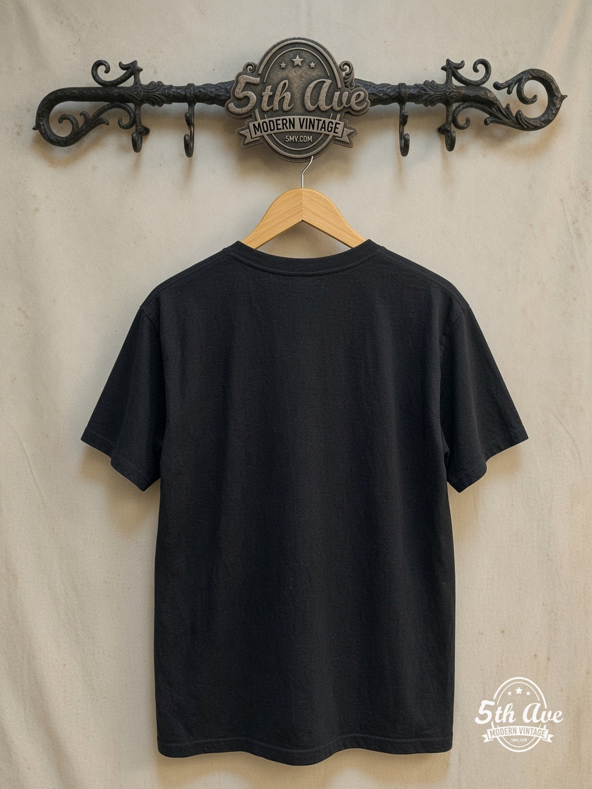 Led Zeppelin – United States of America 1977 – Vintage Band T-Shirt — back on locked cream ornate 5th Ave rack