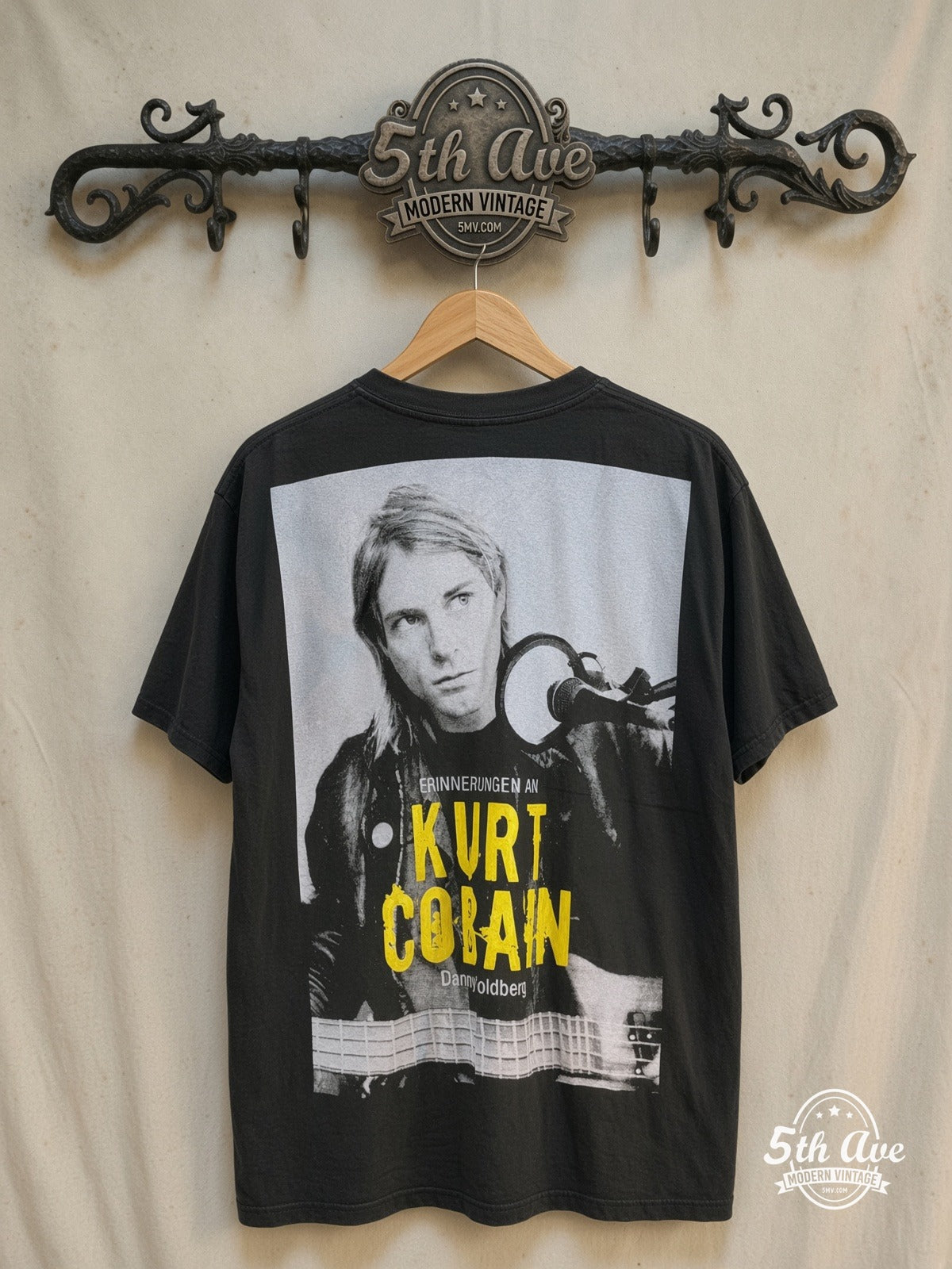 Nirvana – Erinnerungen an Kurt Cobain – All Over Print – Vintage Band T-Shirt — back on locked cream ornate 5th Ave rack