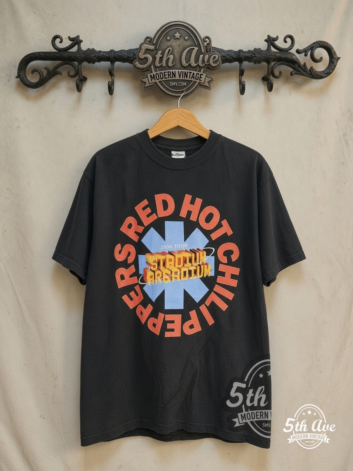 Red Hot Chili Peppers – Stadium Arcadium Tour' 2006 – Vintage Band T-Shirt — front on locked cream ornate 5th Ave rack