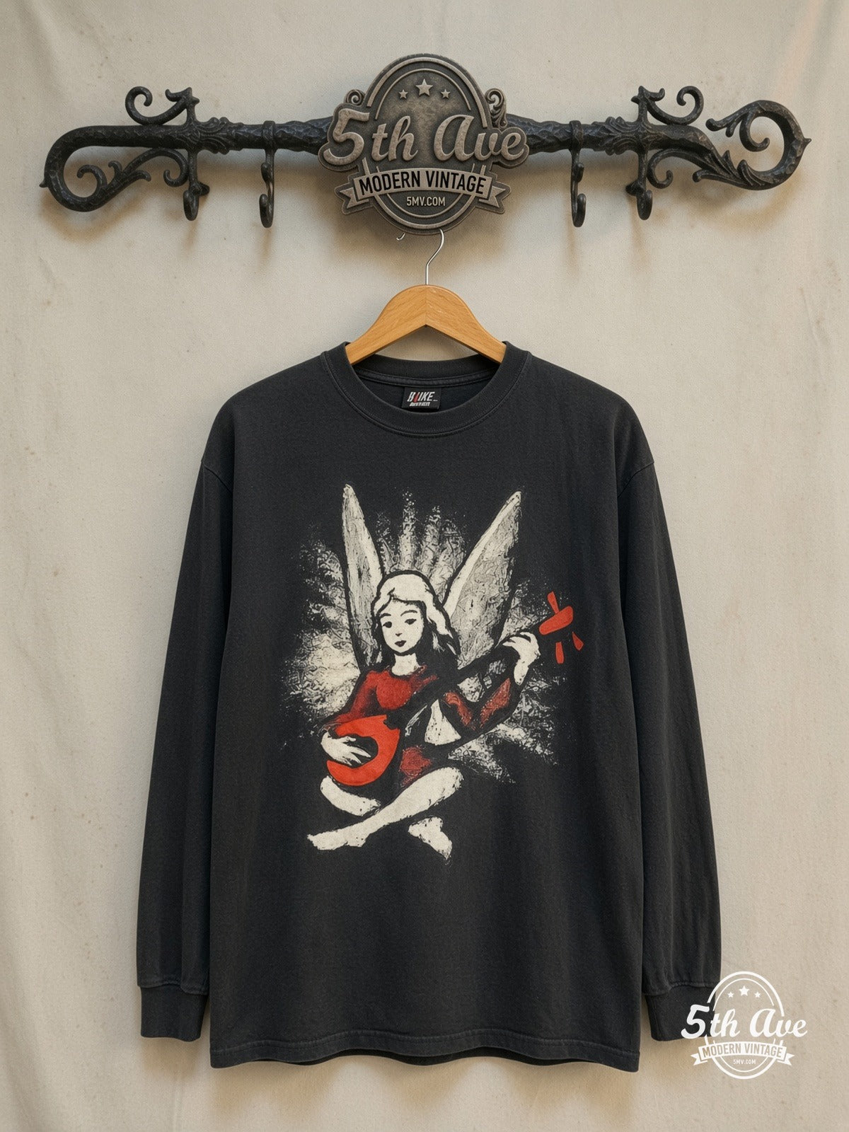 Red Hot Chili Peppers – World Tour 1996 – Vintage Band T-Shirt — front on locked cream ornate 5th Ave rack
