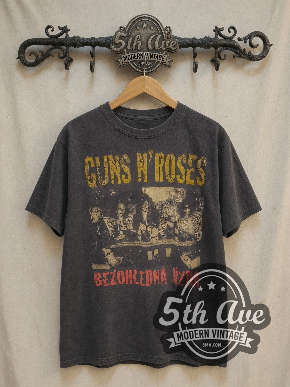 Guns N' Roses Bezohledná Jízda Band Photo vintage band t-shirt, front view on a display rack