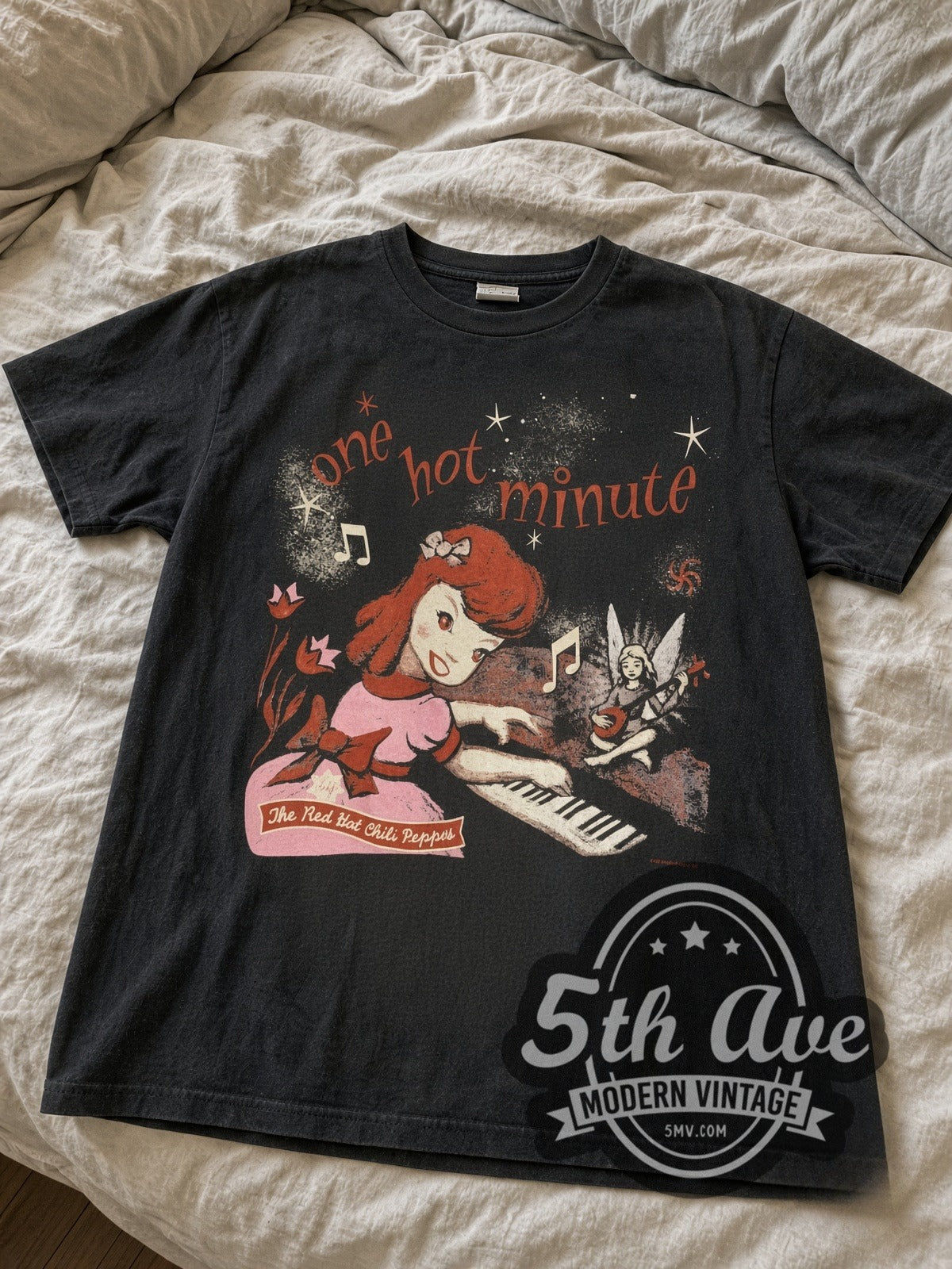 Red Hot Chili Peppers One Hot Minute 1995 vintage band tee laid flat
