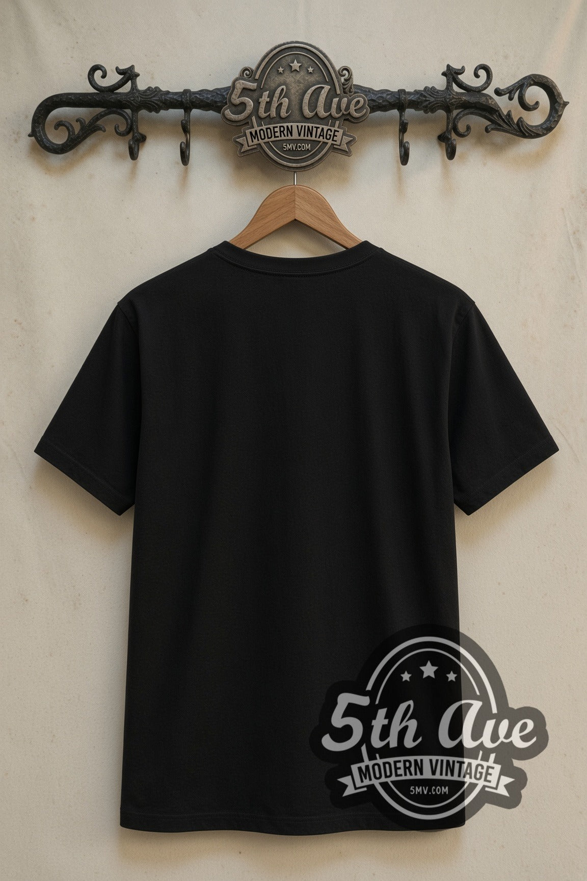Plain black back of Che Guevara Viva la Revolucion double stitched tee on rack