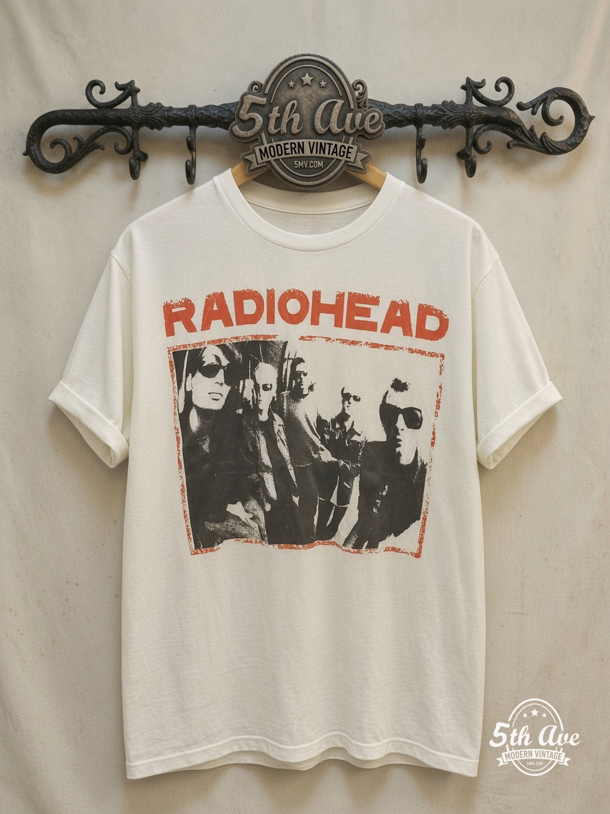 Newsletter: Radiohead – Sunglasses Band Photo Red Border White – Vintage Band T-Shirt