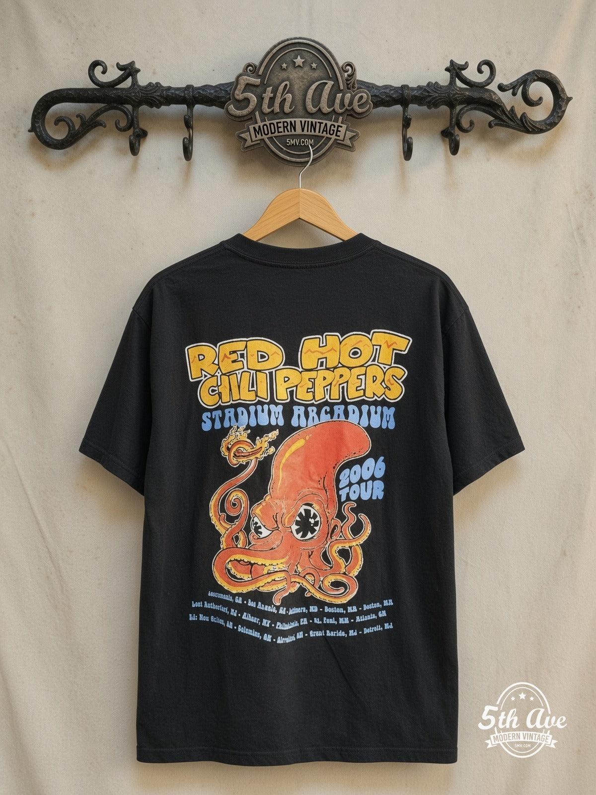 Red Hot Chili Peppers – Stadium Arcadium Tour' 2006 – Vintage Band T-Shirt — back on locked cream ornate 5th Ave rack