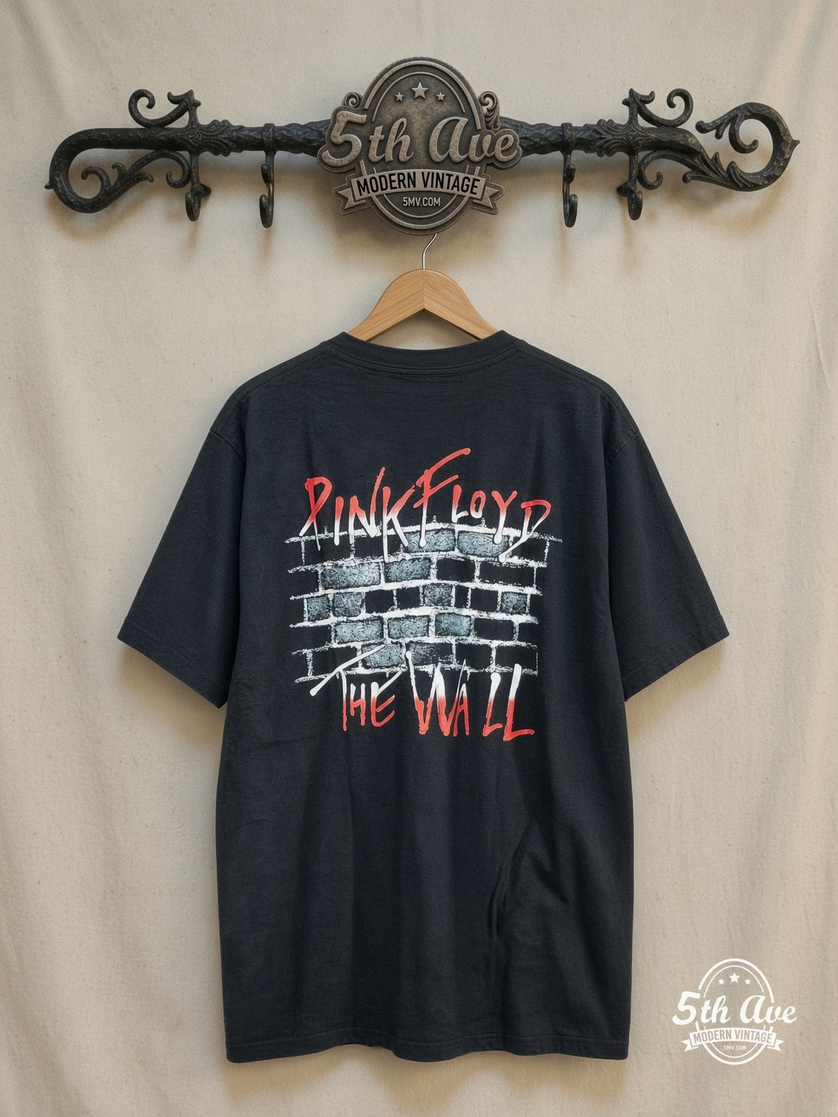 Pink Floyd – The Wall Screaming Face Splash Art – Vintage Band T-Shirt — back on locked cream ornate 5th Ave rack