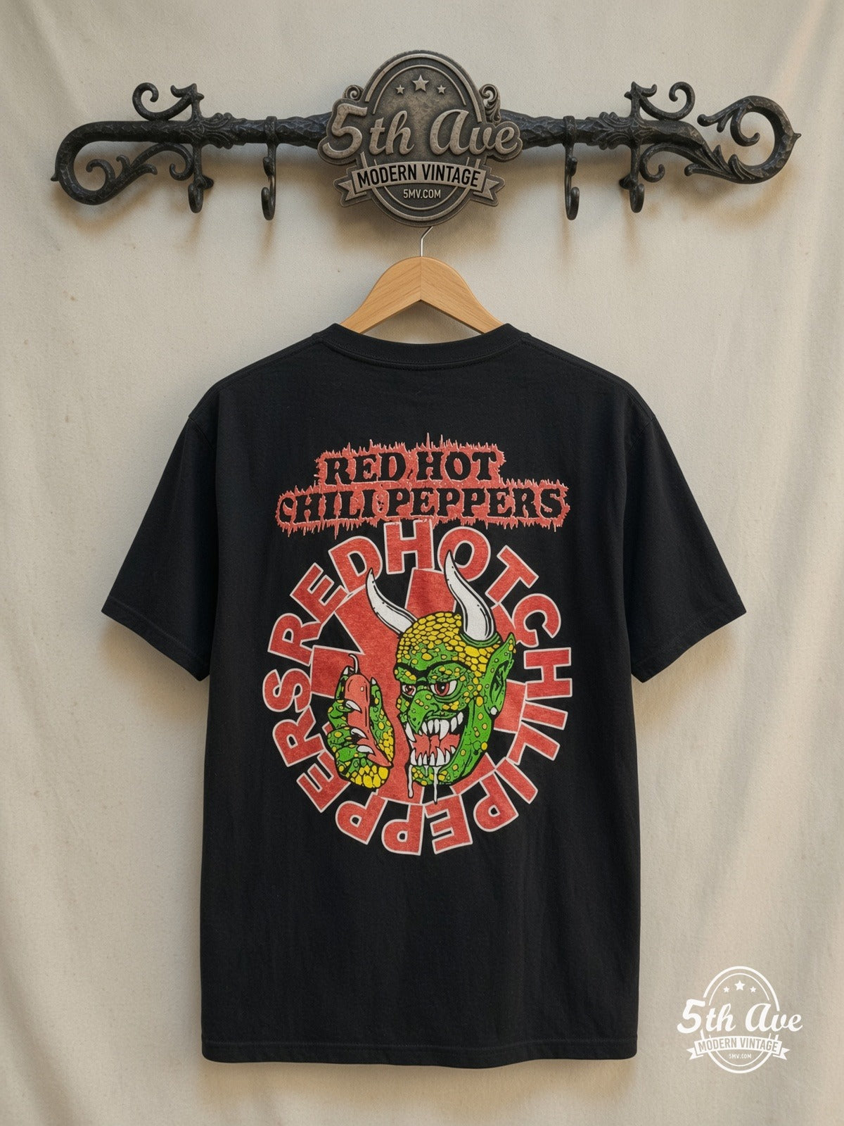 Red Hot Chili Peppers – Stadium Arcadium' World Tour 2007 – Vintage Band T-Shirt — back on locked cream ornate 5th Ave rack