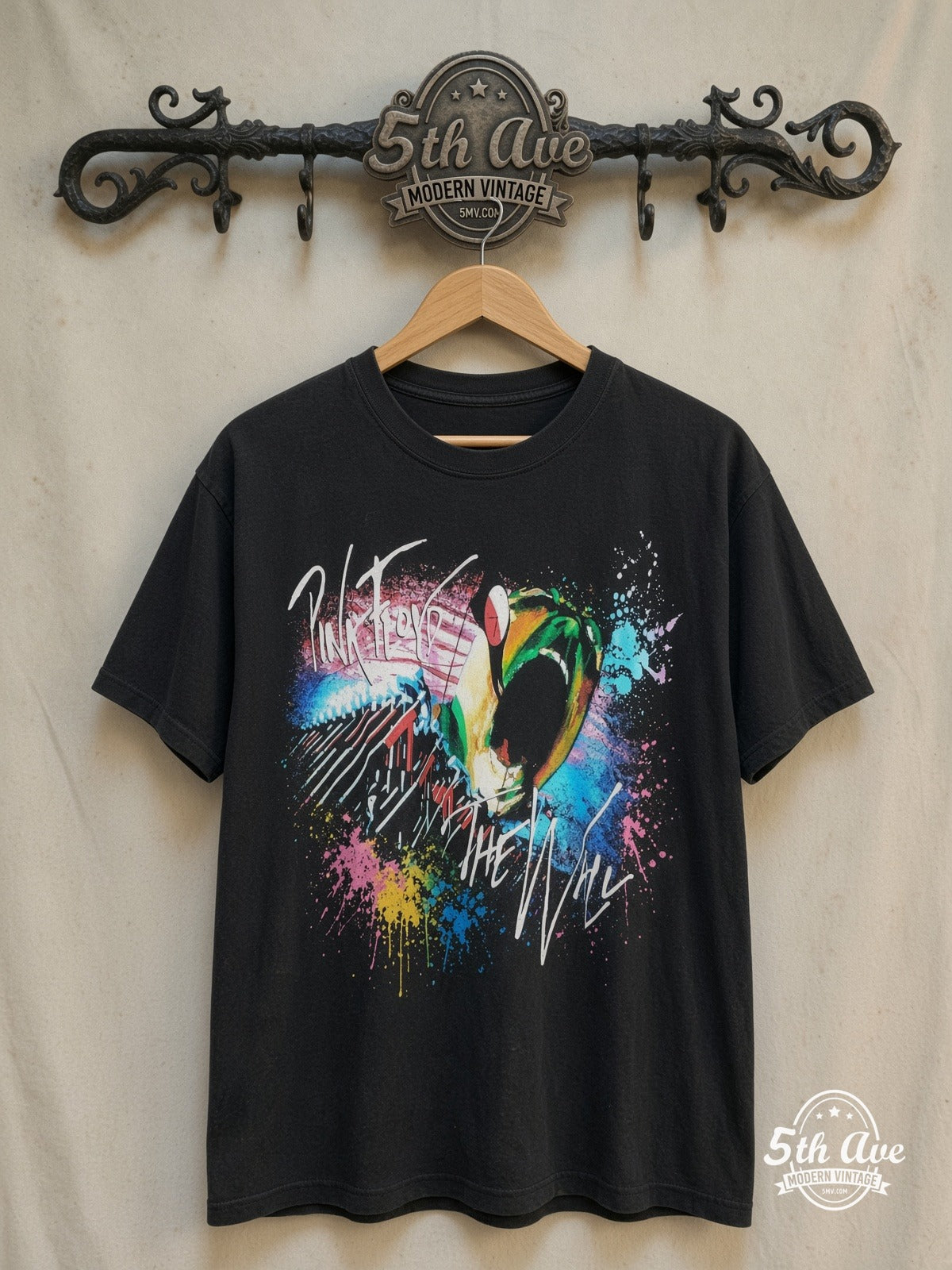Pink Floyd – The Wall Screaming Face Splash Art – Vintage Band T-Shirt — front on locked cream ornate 5th Ave rack